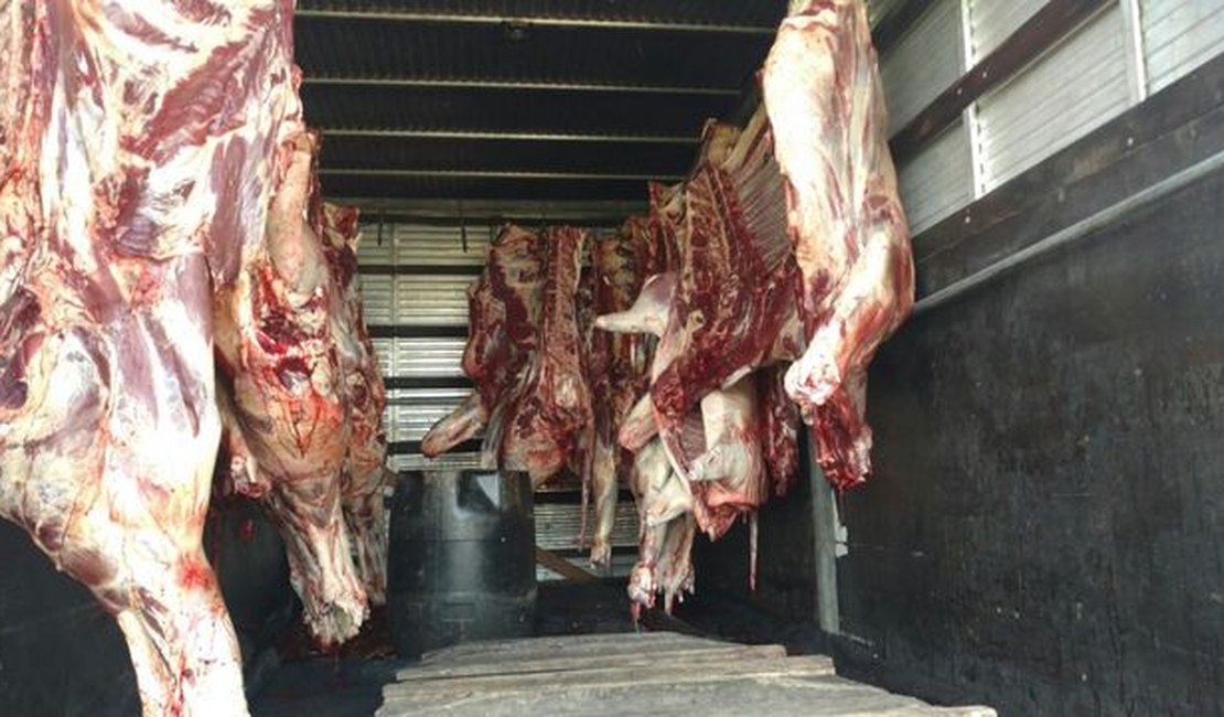 PRF apreende 1,5 tonelada de carne sendo transportada sem refrigeração