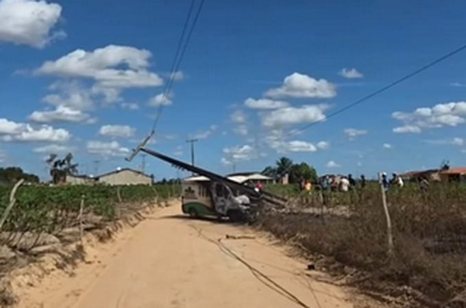 Carro colide contra poste de energia elétrica em estrada vicinal e pega fogo em Feira Grande