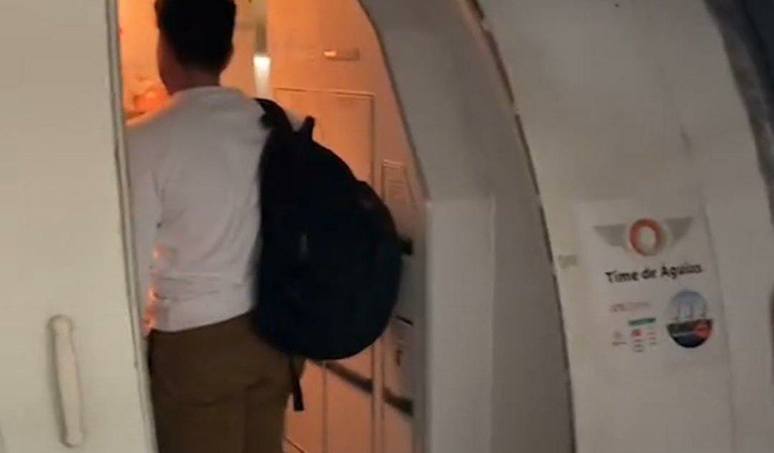 Avião que saía de Brasília para Maceió apresenta defeito na porta antes da decolagem; vereadores estavam no voo