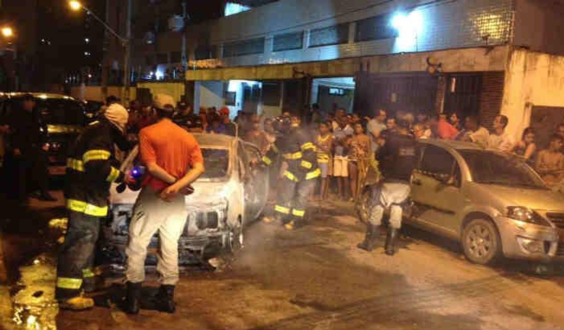 Carro é incendiado na Zona Sul do Recife e dois homens são carbonizados