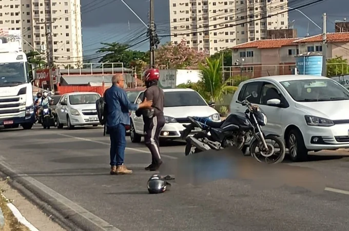 Passageiro cai de moto por aplicativo e tem crânio esmagado por carro em Maceió