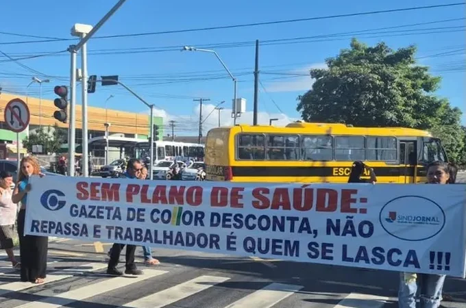 Jornalistas protestam após empresa de Collor descontar plano de saúde e não repassar valores