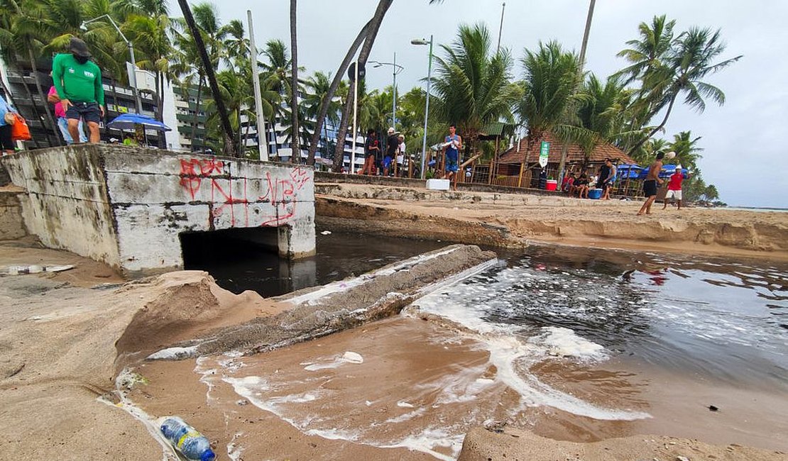 Vídeo. Esgoto invade praia da Ponta Verde e Prefeitura é multada em R$ 100 mil