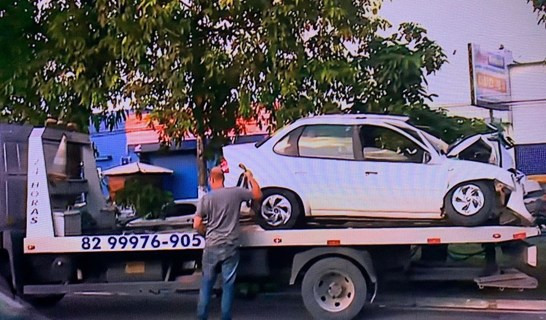 Em Maceió, motorista de aplicativo com passageira cochila no volante e bate em árvore