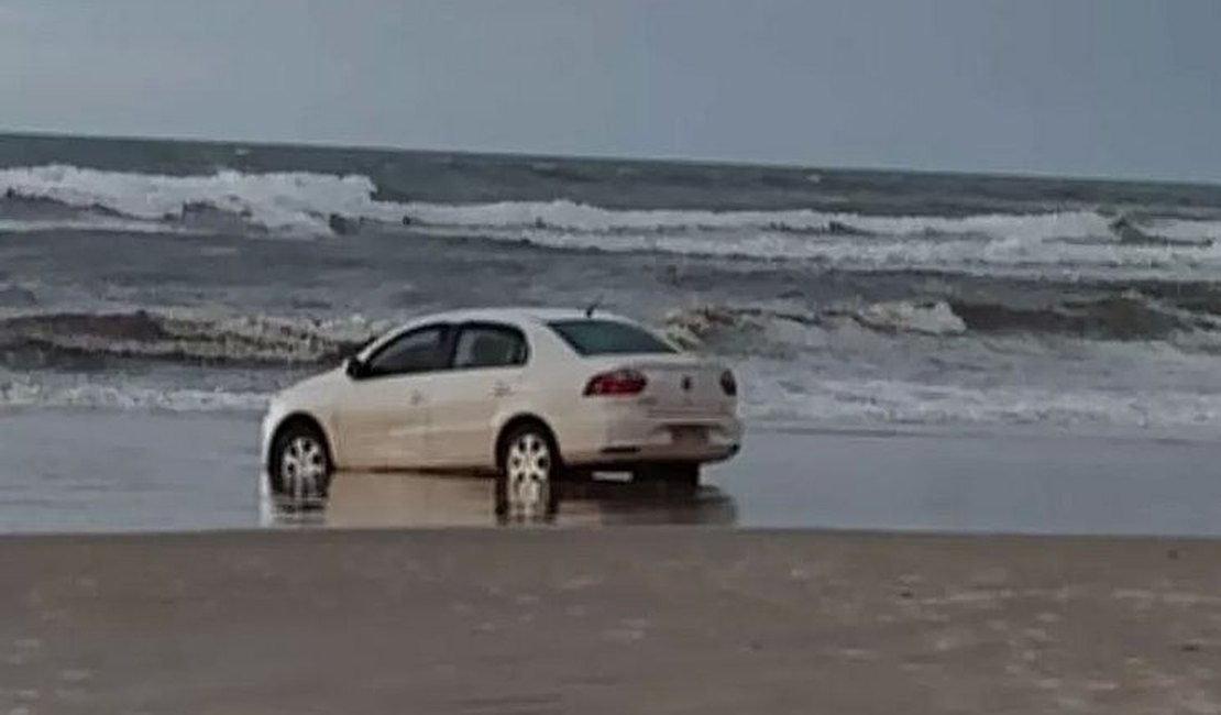 RS: Idosa é encontrada morta e ensanguentada em carro na beira da praia