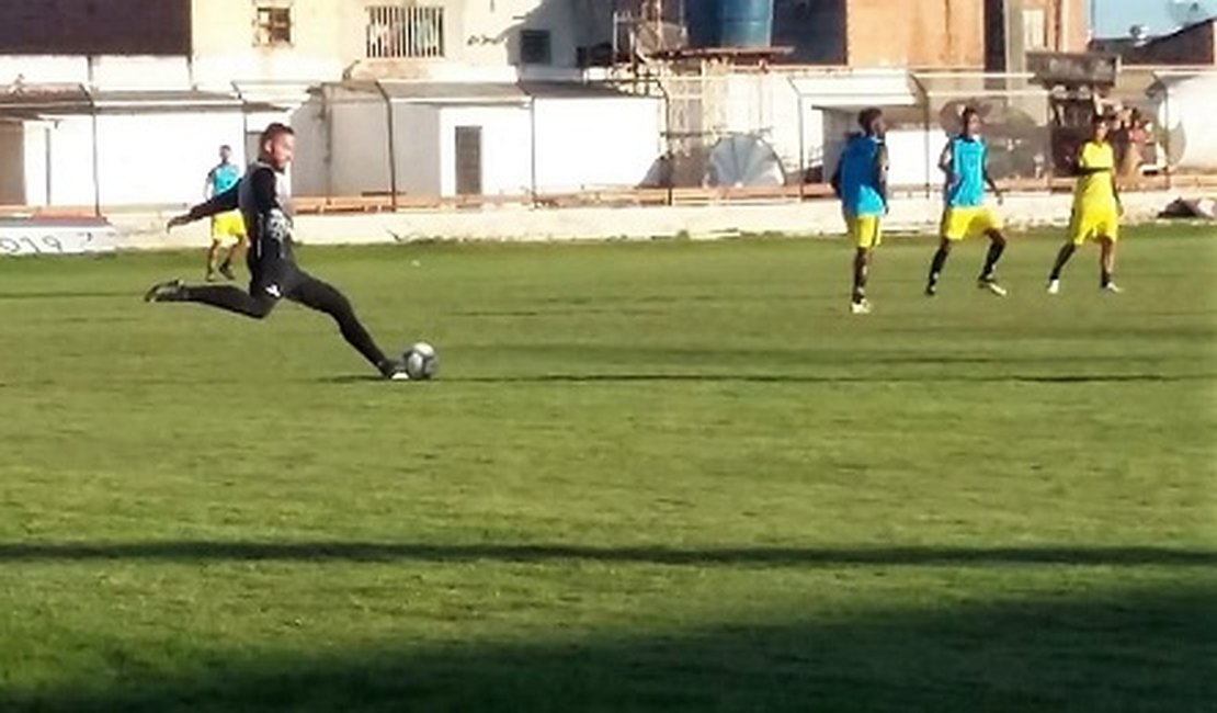 Alysson Dantas realiza treino técnico-tático e faz correções em campo