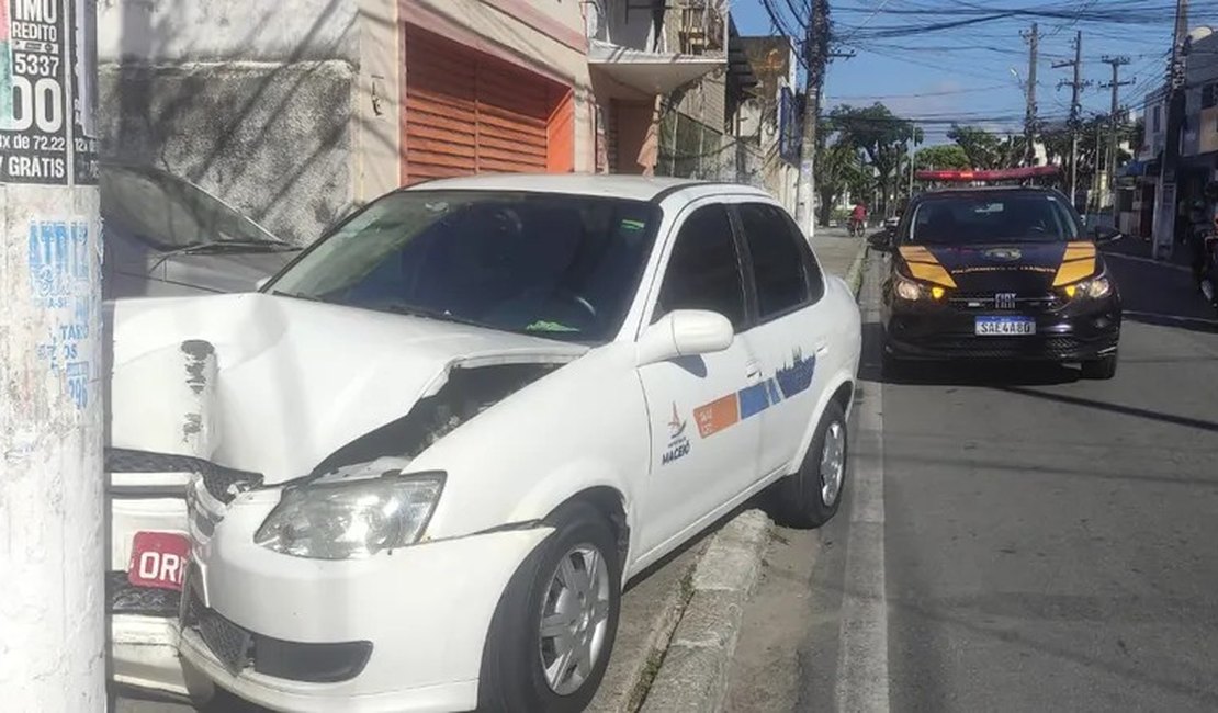 Taxistas, passageiros e pedestre ficam feridos em colisão de táxi em poste