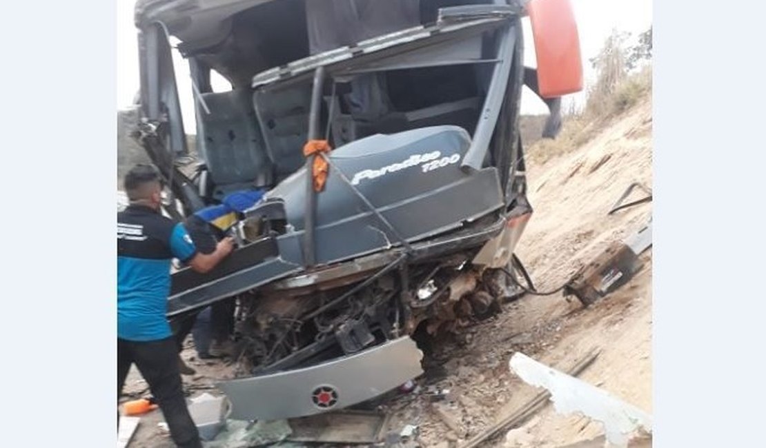 Três pessoas ficam feridas em acidente com ônibus que saiu de São José da Tapera, em Minas Gerais