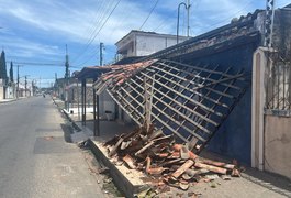 Carro invade calçada e derruba puxadinho de imóvel no bairro Brasília