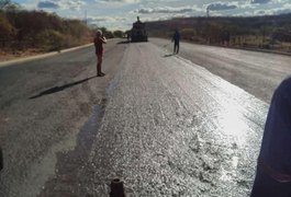 Ciclofaixa no meio da estrada é apagada após polêmica de vídeo nas redes sociais