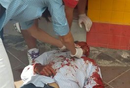 Motociclista avança sinal, bate em carro e fica gravemente ferido