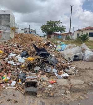 Ratos e mau cheiro: Moradores reclamam de excesso de lixo em praça do bairro Brasília