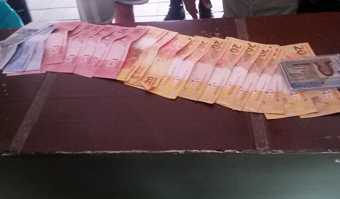 Polícia Militar prende turistas com notas falsas na Praia do Gunga