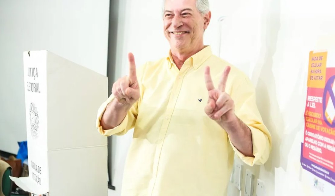 Ciro Gomes vota no Ceará acompanhado de familiares e aliados políticos