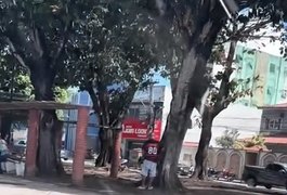 Homem é flagrado urinando em praça pública e caso repercute em Arapiraca