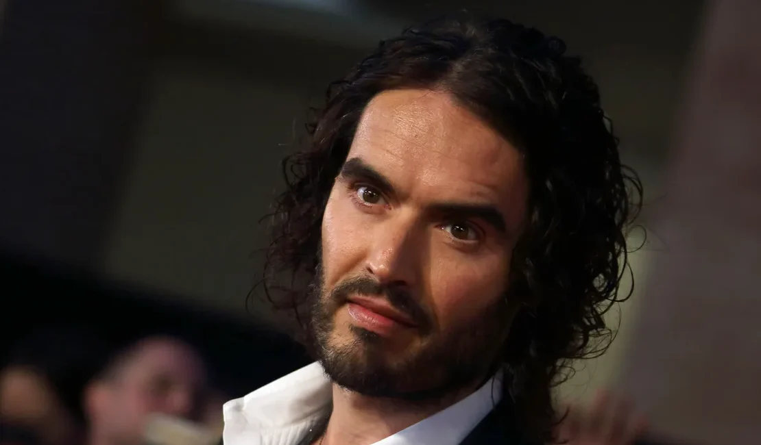 Ator britânico Russell Brand é descrito como 'predador sexual implacável' em julgamento