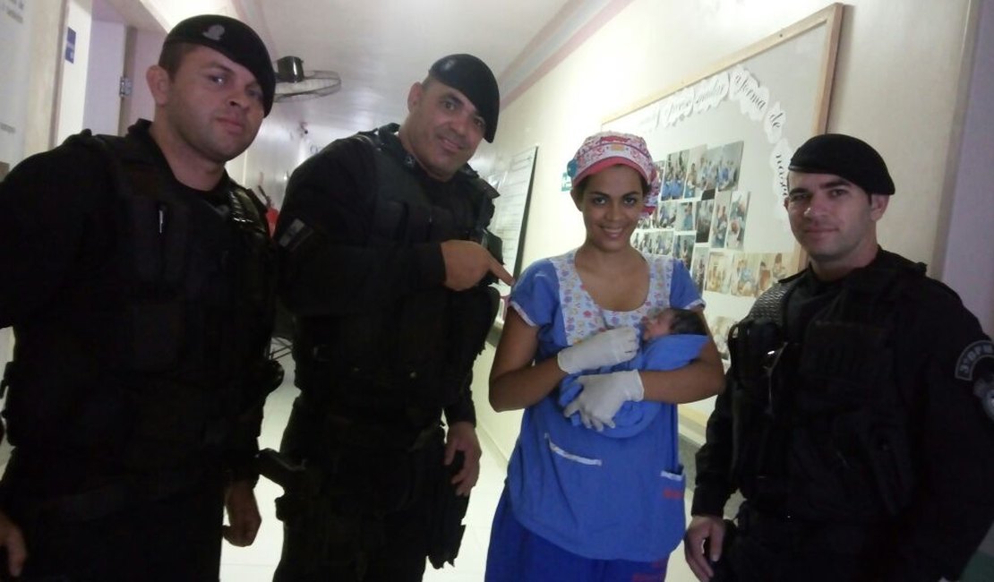 Carro quebra em rodovia e mulher em trabalho de parto é socorrida pela PM em Arapiraca