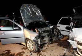 Colisão frontal entre dois veículos deixa oito feridos na BR-101