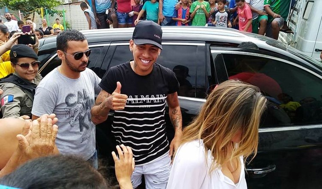 Roberto Firmino visita escola onde estudou e realiza ação social em comunidade de Maceió