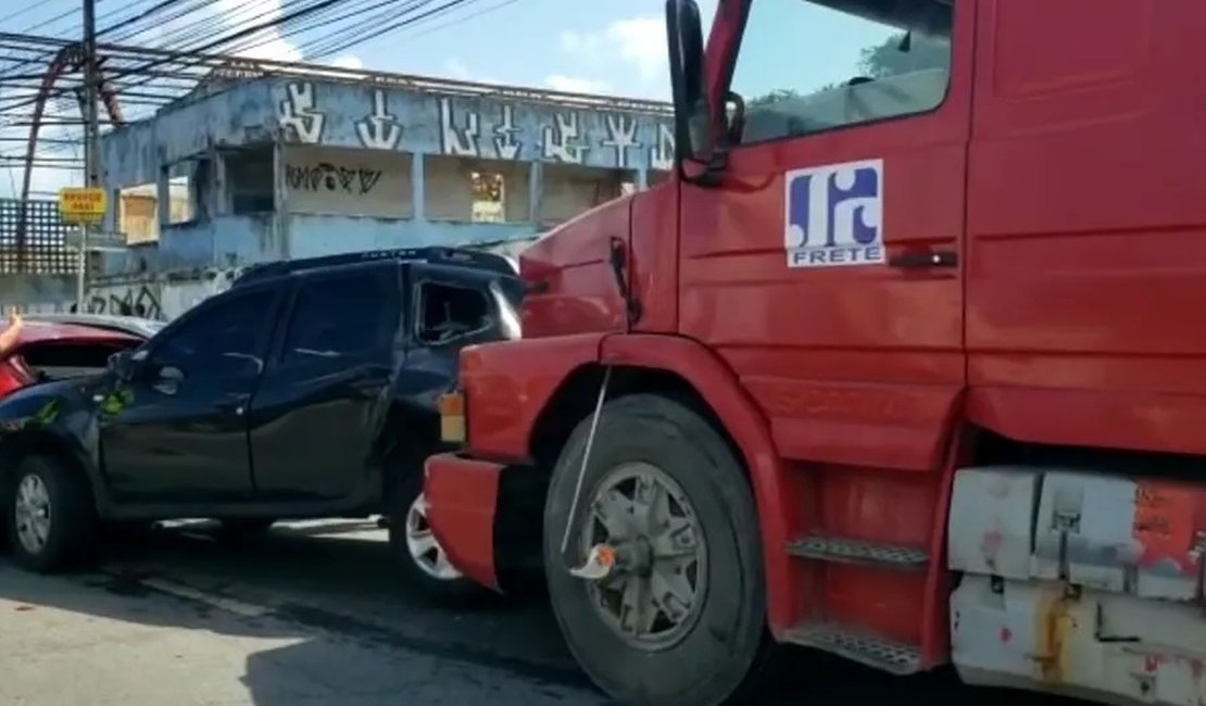 Engavetamento envolvendo 10 veículos deixa trânsito lento em ladeira de Maceió