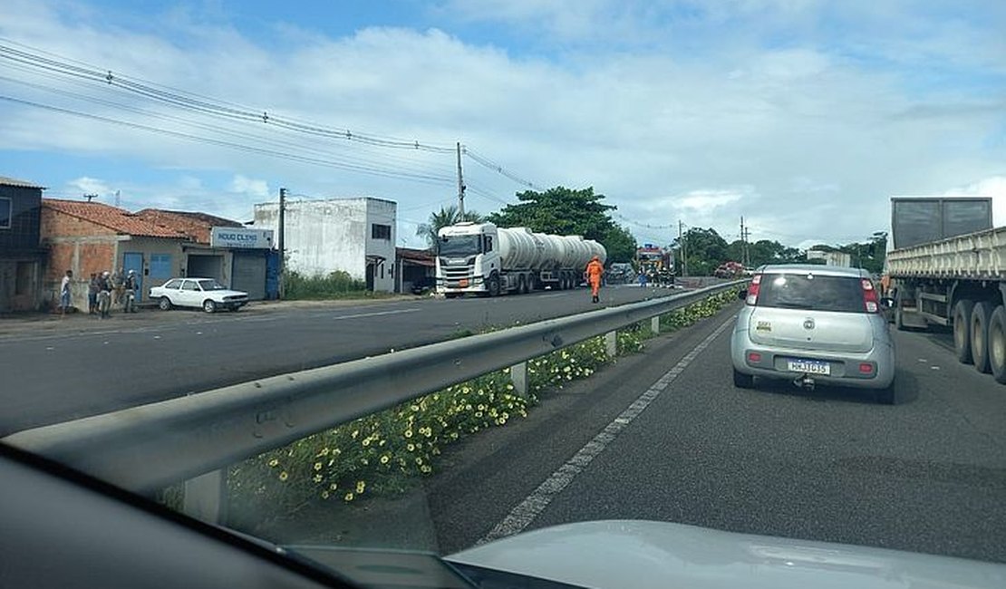 Colisão entre carro e carreta carregada com álcool deixa uma pessoa ferida na AL 101