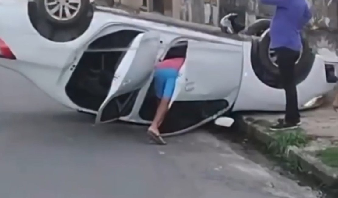 Motorista perde controle de veículo e causa acidente na parte alta de Penedo