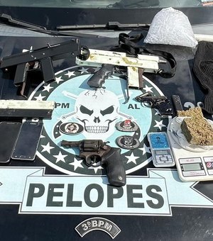 Polícia prende cinco pessoas e apreende adolescente, além de metralhadoras, armas e drogas, em Arapiraca