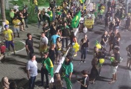 Manifestantes fazem ato em Maceió em defesa do impeachment de Dilma