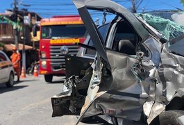 Viatura dos bombeiros colide em carro e militares ficam feridos