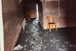 Incêndio atinge residência em Craíbas e mulher acusa ex de ameaças e cárcere privado