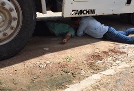 Motorista de caminhão de lixo se joga do carro em movimento e é atropelado