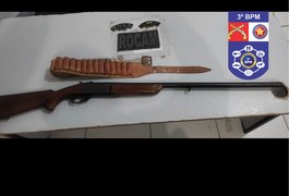 Homem é preso ao ser flagrado segurando espingarda em Feira Grande