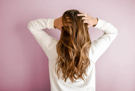 A queda de cabelo afeta 50% das mulheres. Saiba como identificar e tratar o problema