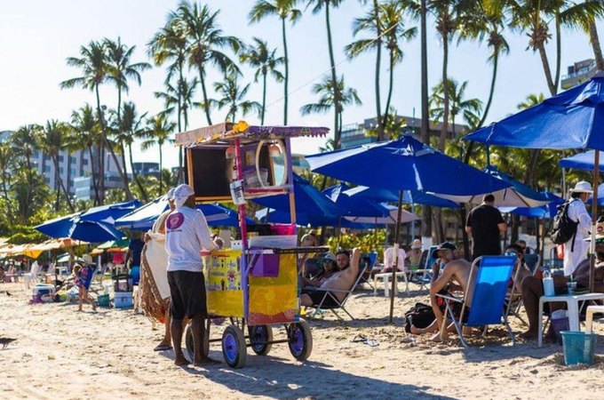 Atenção: golpistas se passam por fiscais e fazem cobranças a ambulantes na orla de Maceió