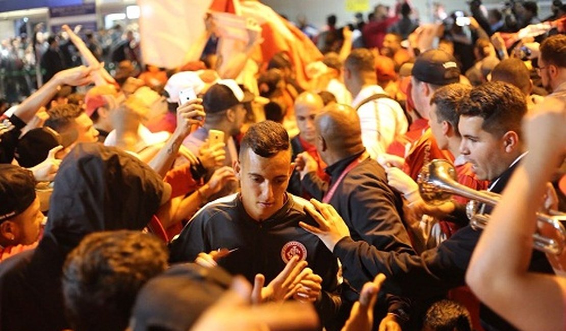 Mesmo sem Paolo Guerrero, torcida recebe Inter com festa em Porto Alegre