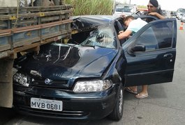 Caminhão e carro de passeio se envolvem em acidente na AL-220