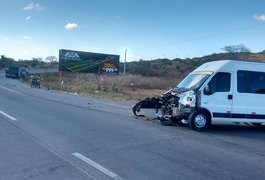 Van colide com caminhão nas proximidades do trevo de Igaci, Alagoas