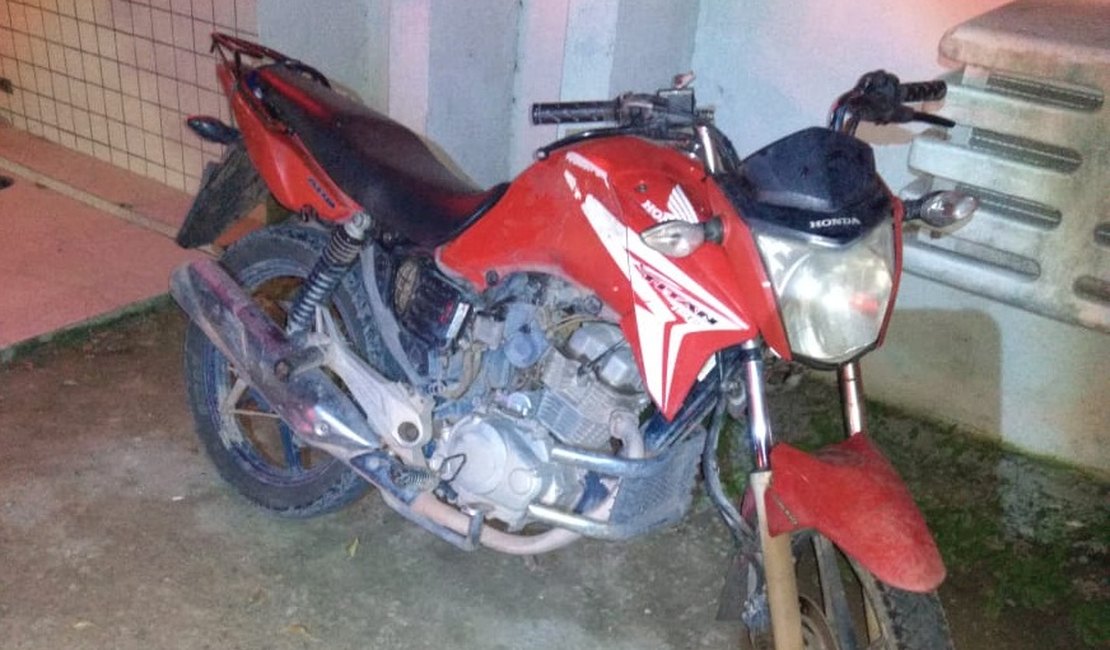 Polícia recupera moto roubada após troca de tiros com dupla suspeita, em São Miguel
