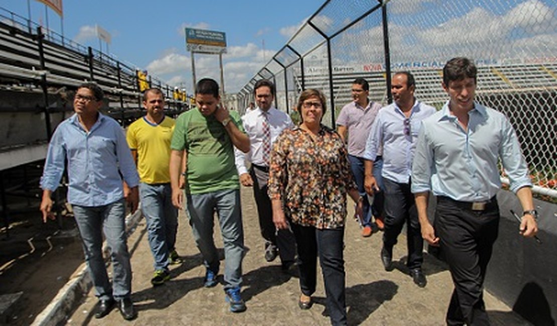 Prefeita visita estádio municipal e garante arquibancadas metálicas para o próximo domingo