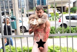 Ex Mister Universo usa pele animal e sangue para protesto 'ecológico'