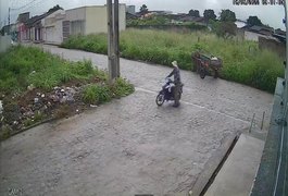 Câmera flagra carroceiro furtando moto de funcionária de fábrica em Arapiraca