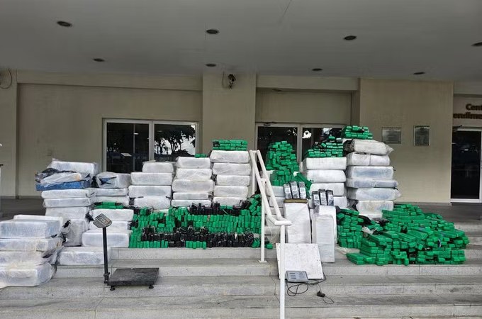 Polícia prende 9 homens e apreende 5 toneladas de drogas no Fallet, no Centro do Rio