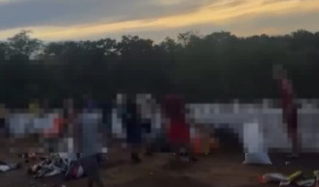 Carreta com carga de ração para cães tomba em Porto Real do Colégio