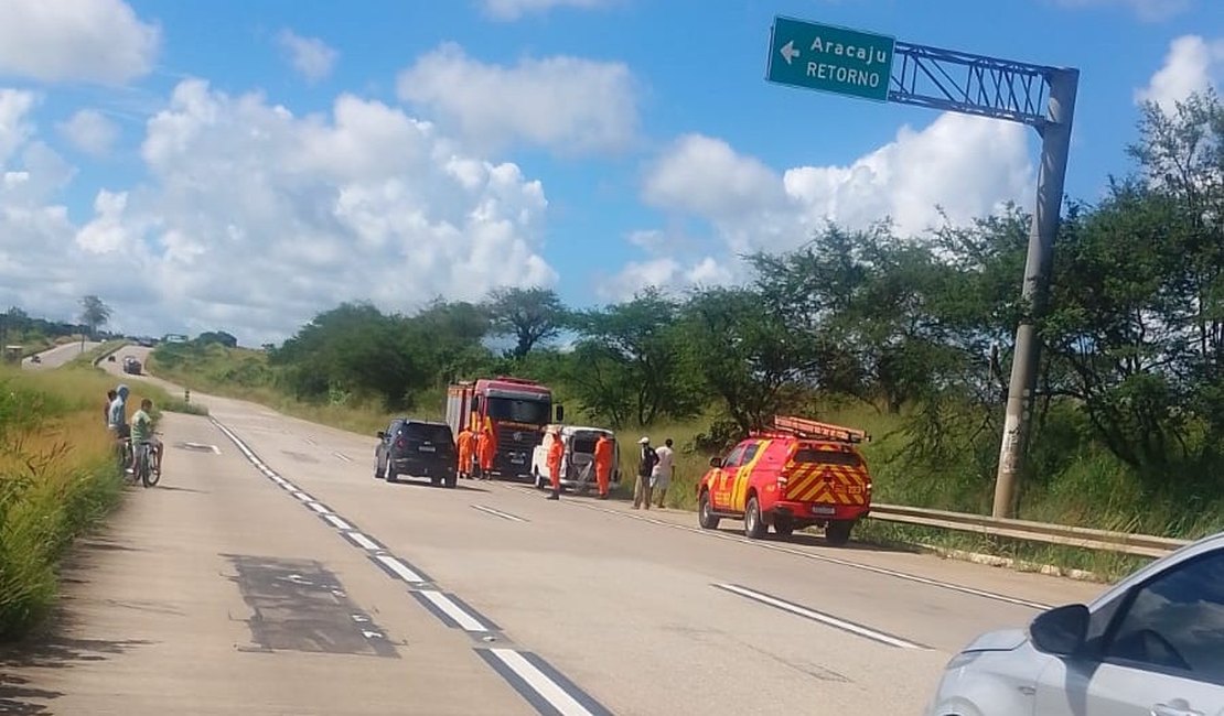 Corpo de Bombeiros é acionado para apagar chamas em Kombi na BR-101