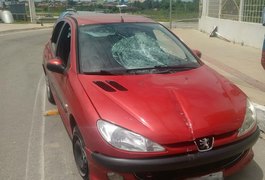 Condutor sem CNH foge de blitz e provoca acidente em Maceió