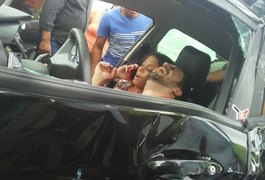 Colisão entre ônibus de turismo e carro de passeio deixa condutor preso às ferragens