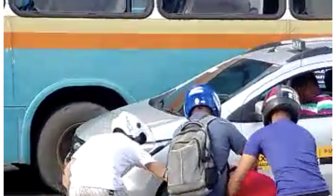 Vídeo. Acidente de trânsito causa briga entre mulheres e interdita via no Centro de Arapiraca