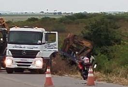 Caminhão munck cai em ribanceira e provoca congestionamento na AL-115, em Lagoa da Canoa