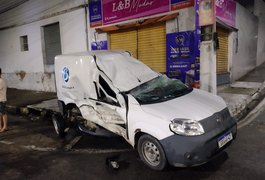 Vídeo. Veículo de supermercado bate em poste após colisão com outro carro, em Arapiraca
