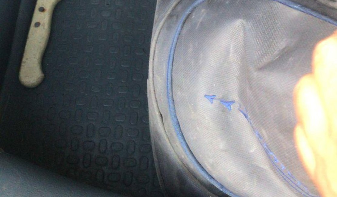 Vídeo: Homem ameaça passageiros de ônibus com faca em Maceió